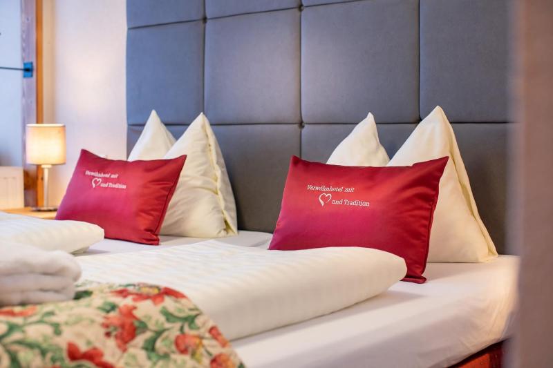Standard Double Room with Balcony and Mountain View image 3