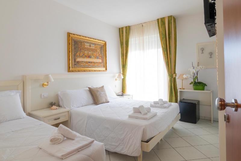 Superior Triple Room image 3