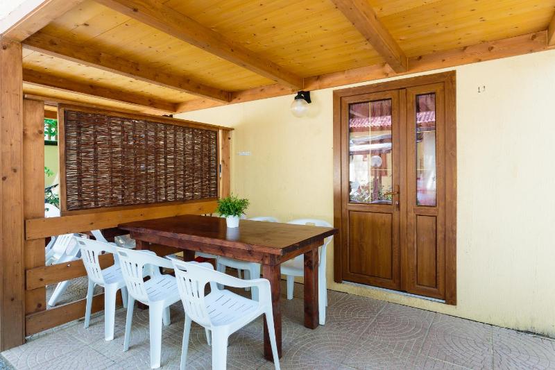 Two-Bedroom Bungalow (6 Adults) - Split Level image 4
