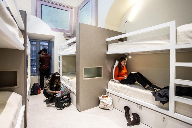 Bed in 8-Bed Mixed Dormitory Room image 3