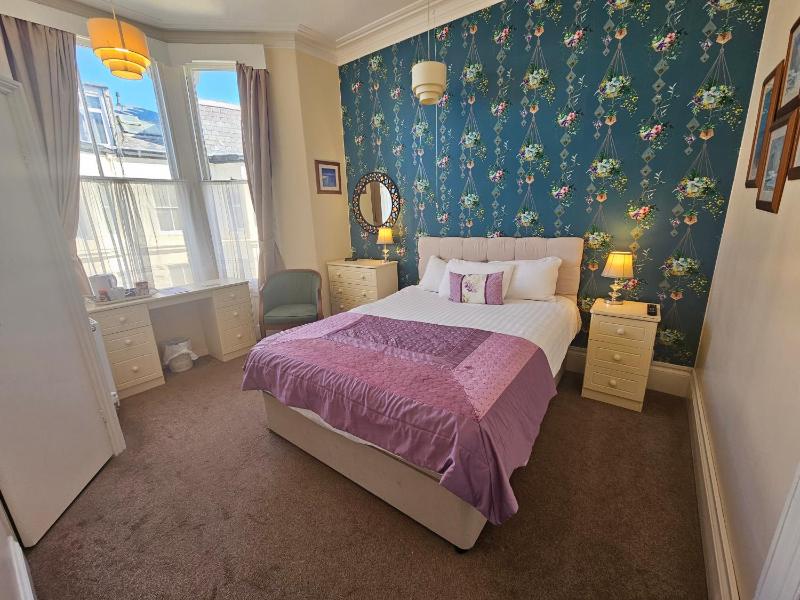 Large Double Room image 2