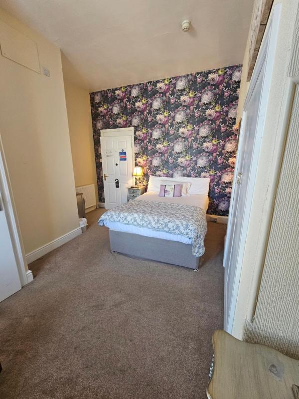 Double Room image 3