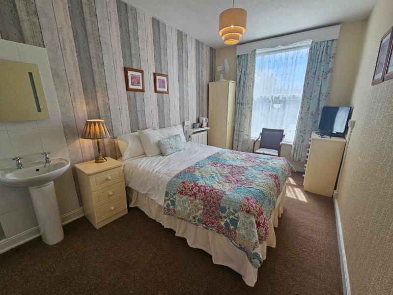 Small Double Room image 4