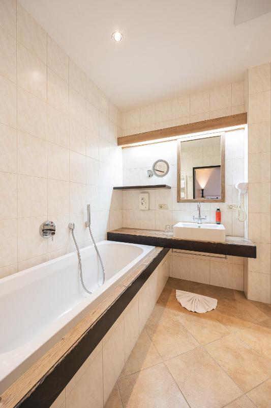 Double Room with Balcony image 3