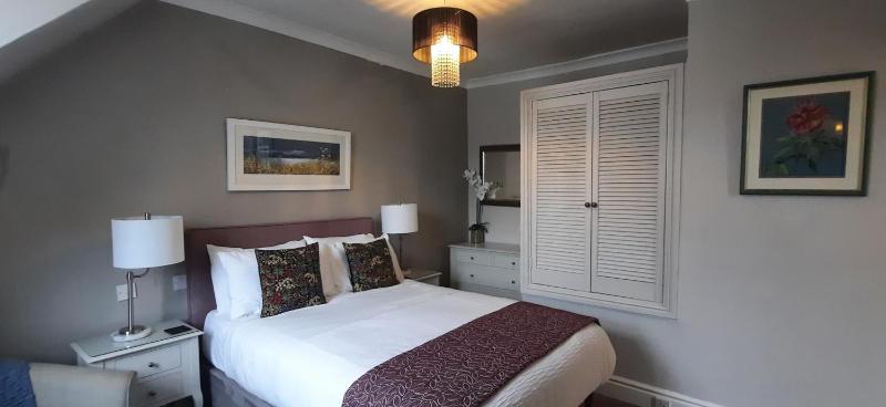 Classic Double Room image 4