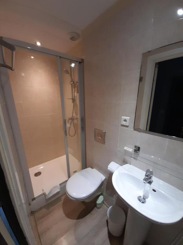 Twin Room image 4