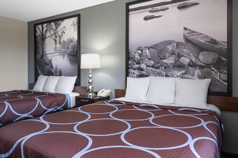 Queen Room with Two Queen Beds - Non-Smoking image 2