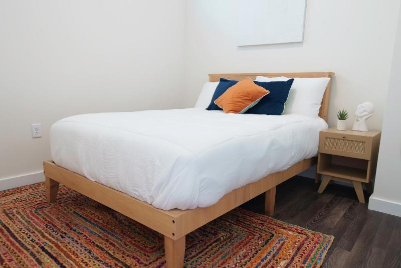 Deluxe One-Bedroom Apartment image 1