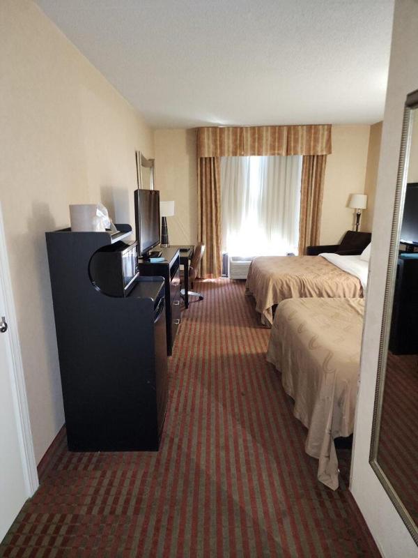 Queen Room with Two Queen Beds - Non-Smoking image 4