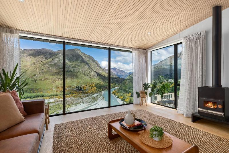 Stunning Mountain Views in Queenstown-Hot tub - image 1
