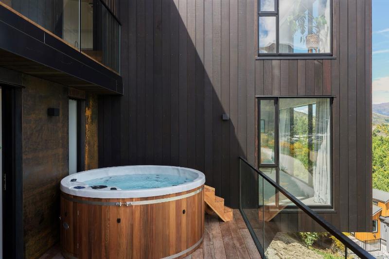 Stunning Mountain Views in Queenstown-Hot tub - image 41