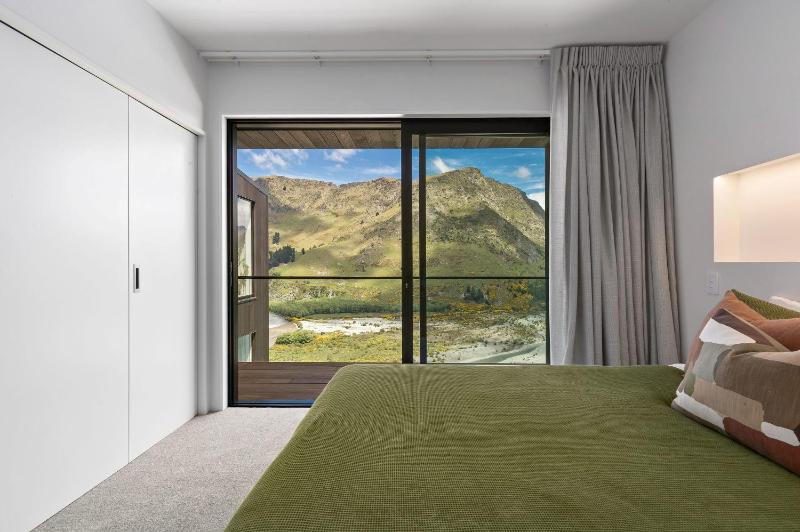 Stunning Mountain Views in Queenstown-Hot tub - image 35
