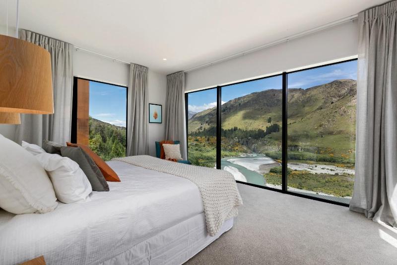 Stunning Mountain Views in Queenstown-Hot tub - image 8