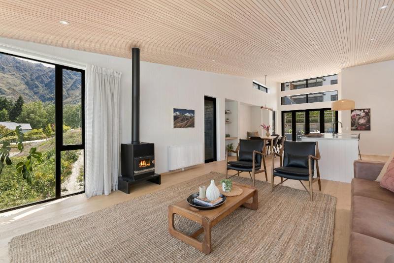 Stunning Mountain Views in Queenstown-Hot tub - image 15