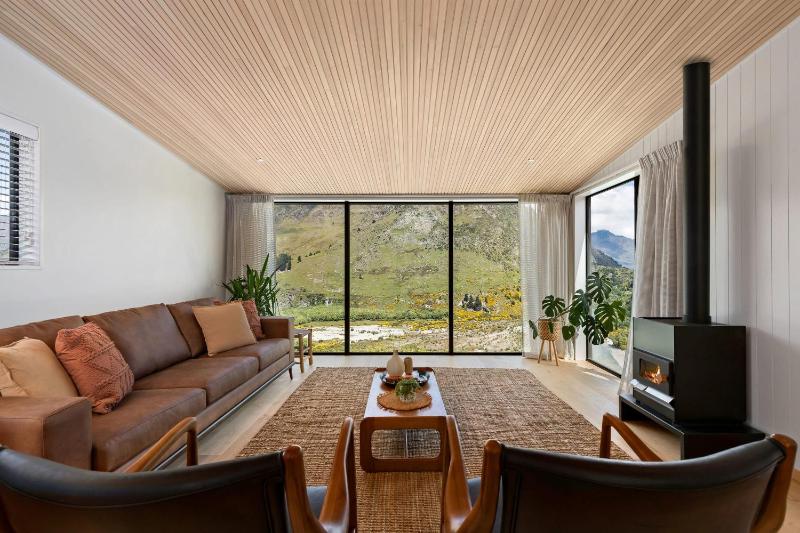 Stunning Mountain Views in Queenstown-Hot tub - image 21