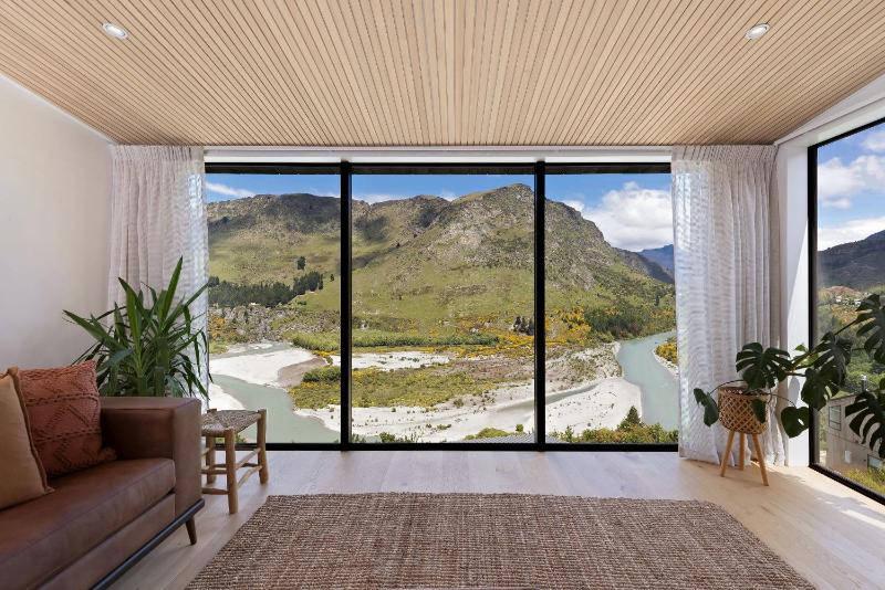 Stunning Mountain Views in Queenstown-Hot tub - image 39