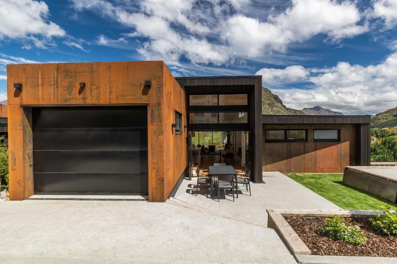 Stunning Mountain Views in Queenstown-Hot tub - image 13