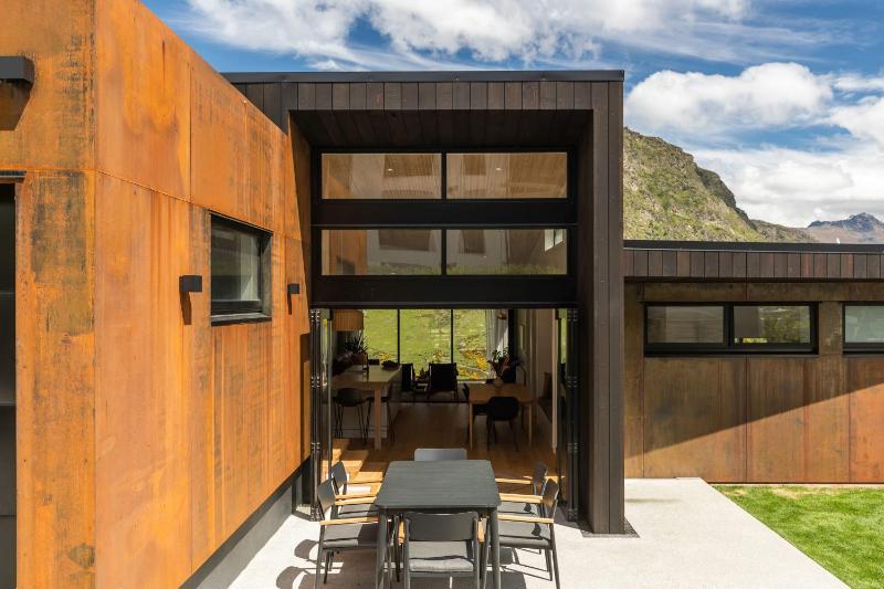 Stunning Mountain Views in Queenstown-Hot tub - image 2