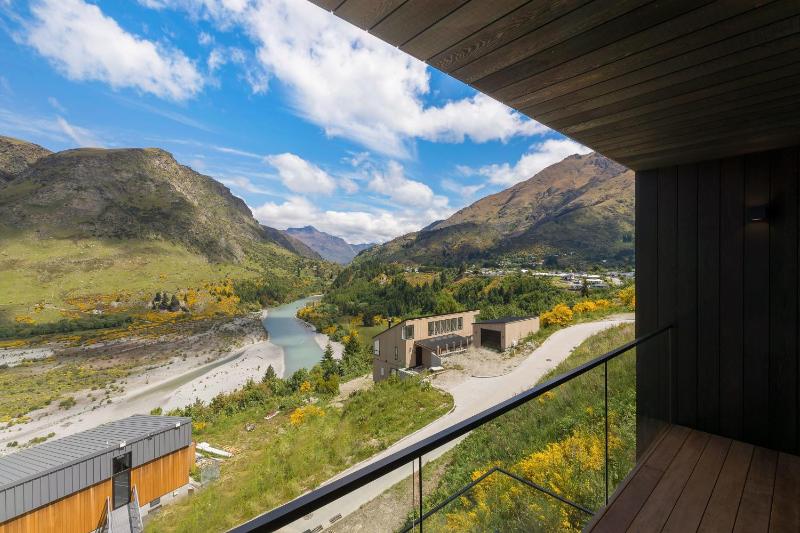 Stunning Mountain Views in Queenstown-Hot tub - image 33