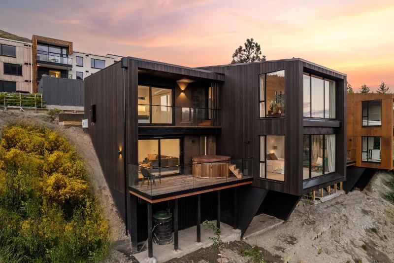 Stunning Mountain Views in Queenstown-Hot tub - image 36