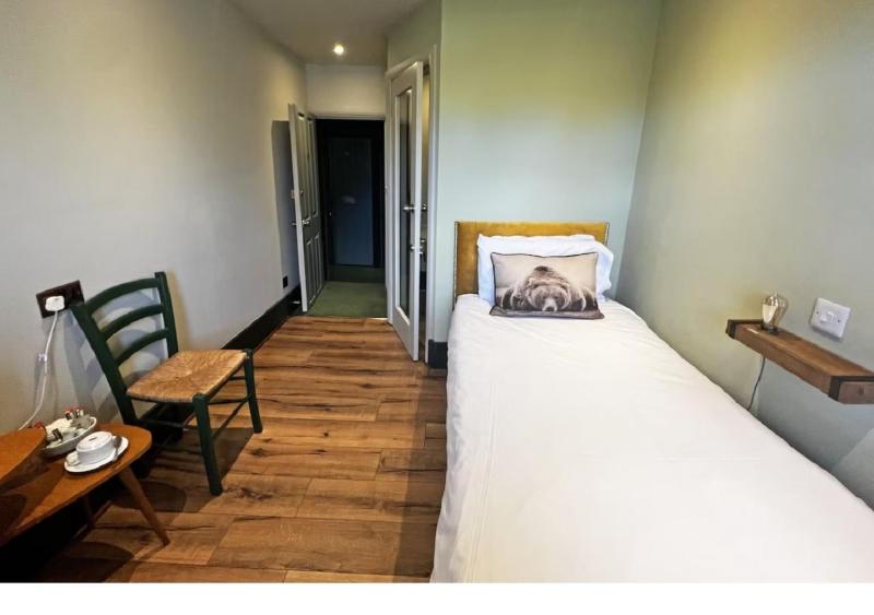 Riverview Single Room image 1