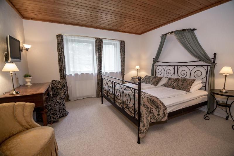Deluxe King Room image 3