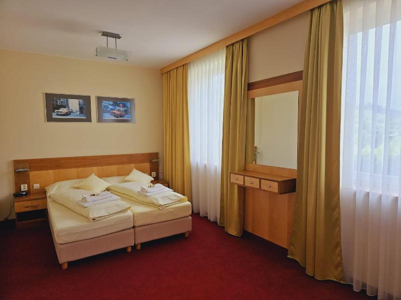 Large Double Room image 3