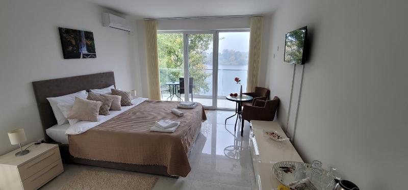 Double Room with Lake View image 4