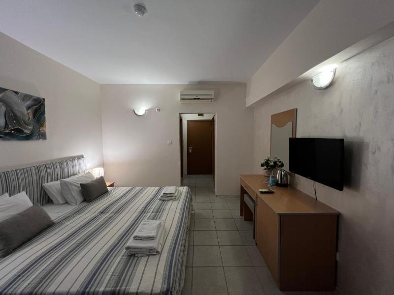 Double or Twin Room with Balcony image 4