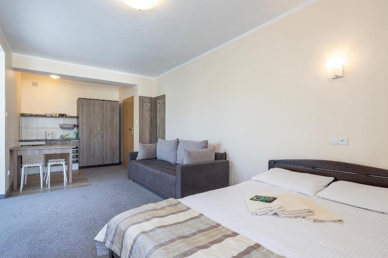 Studio with kitchen annex image 1