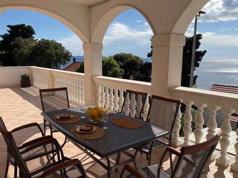 Three-Bedroom Apartment with Terrace and Sea View image 4