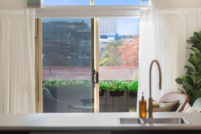 Stylish Urban Retreat on Eden - image 15