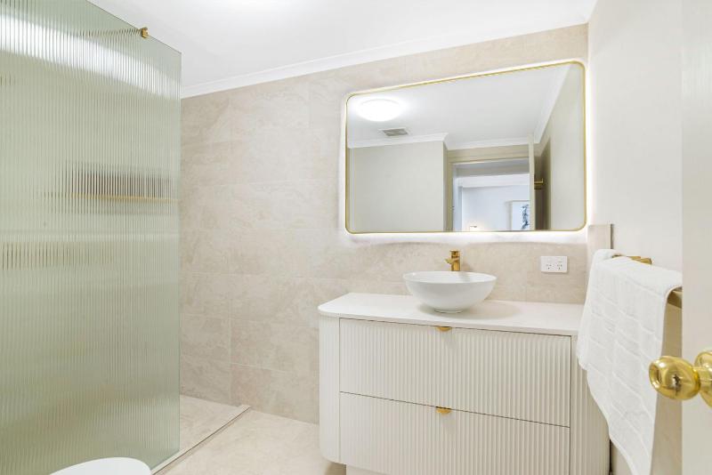 Stylish Urban Retreat on Eden - image 2