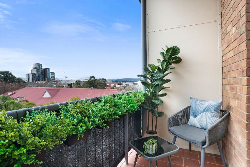Stylish Urban Retreat on Eden - image 14