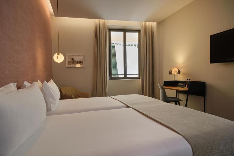 Deluxe Room image 4