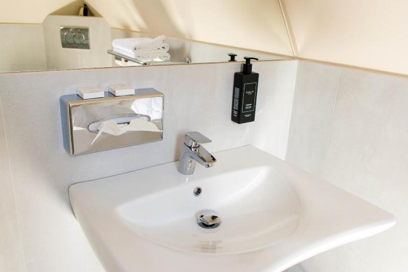 Standard Twin Room image 3