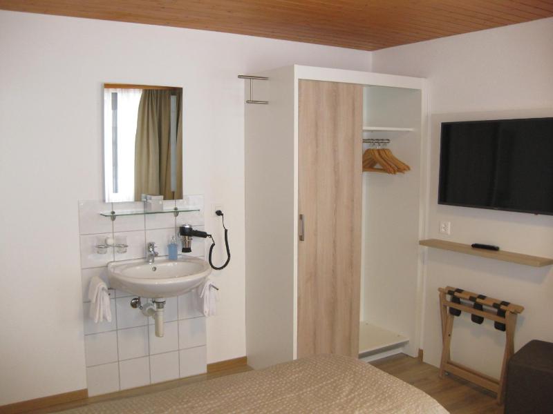 Double Room with Shared Bathroom - Separate Building image 2