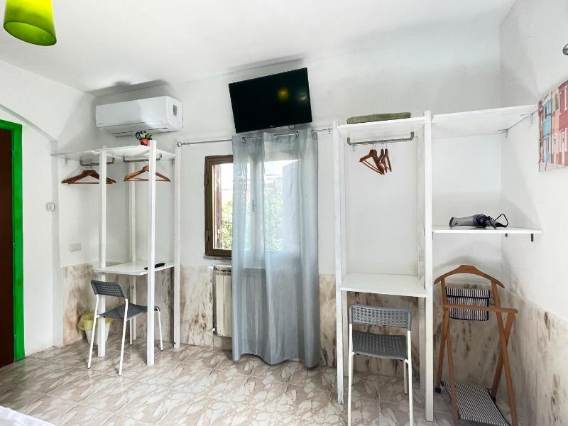 Double Room with Shared Bathroom image 3