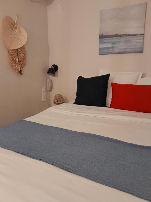 Economy small Double Room Semi Basement image 3