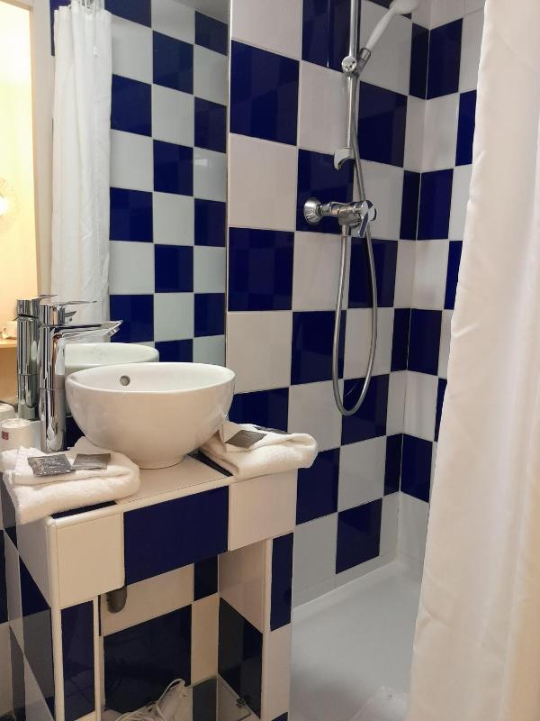 Economy small Double Room Semi Basement image 2