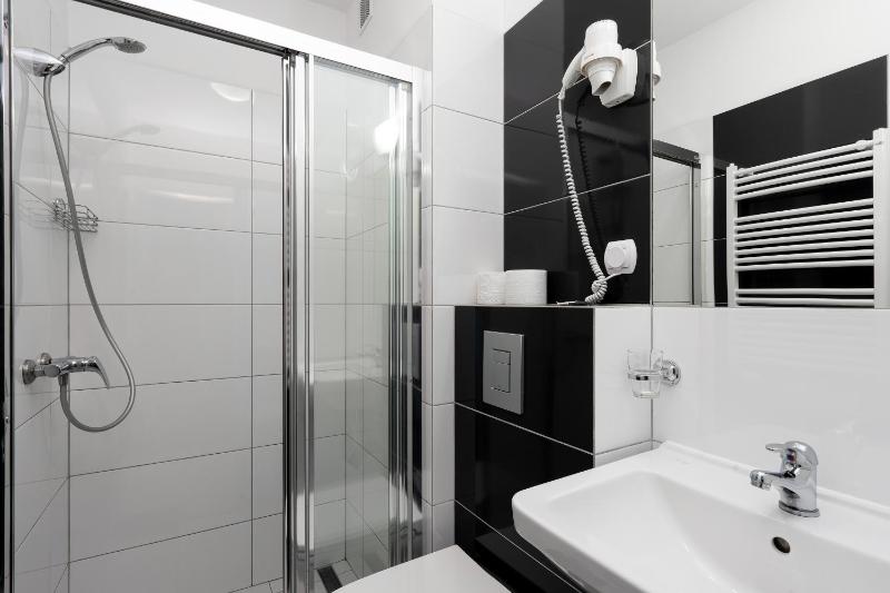 Double Room with Balcony image 3