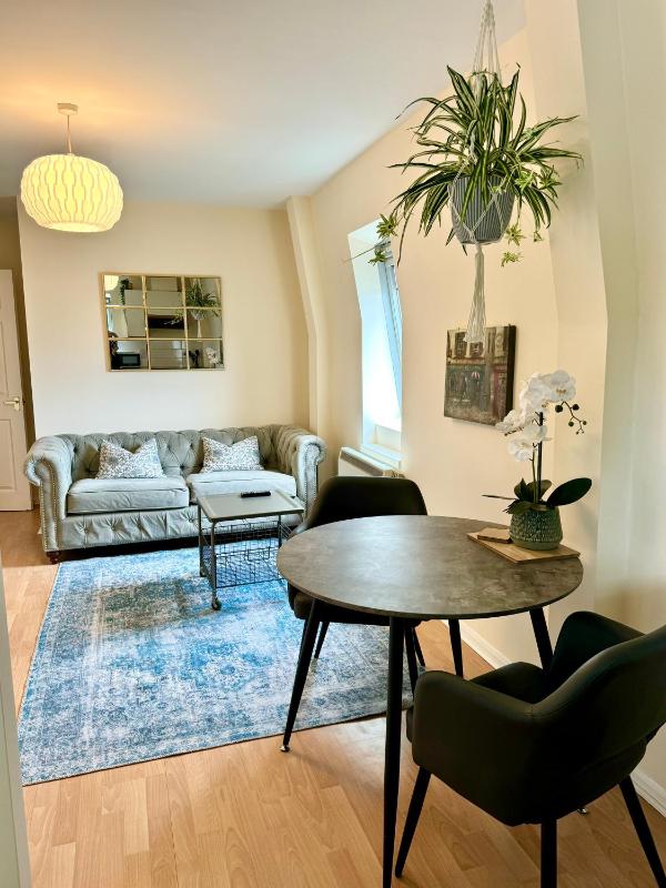 Stylish spacious 1 bed flat Images