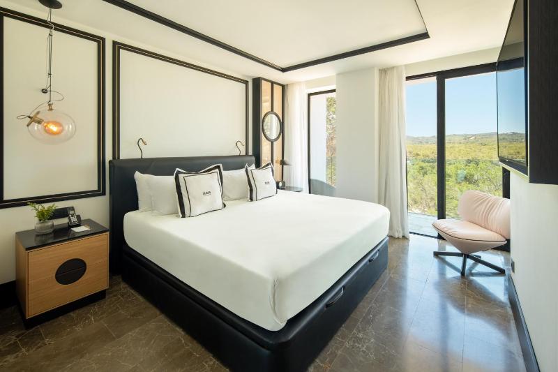 Deluxe Double Room image 1