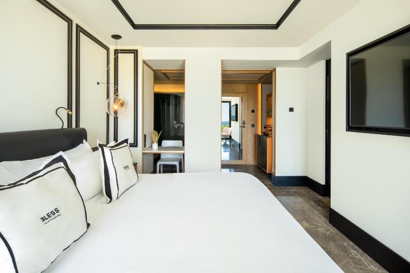 Deluxe Double Room with Sea View image 3