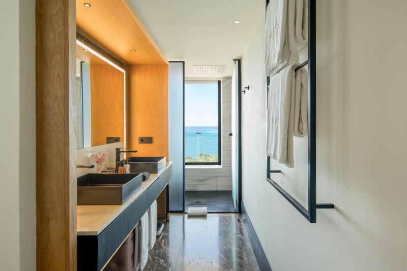 Deluxe Double Room with Sea View image 4