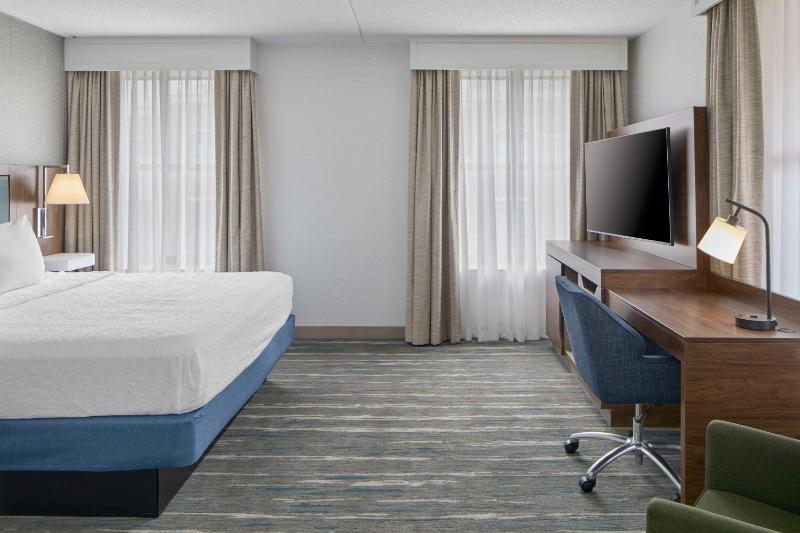 One-Bedroom King Suite with Dining Area and Balcony image 4