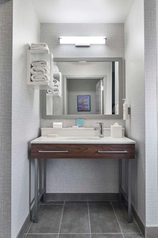 King Room with Wet Bar image 4