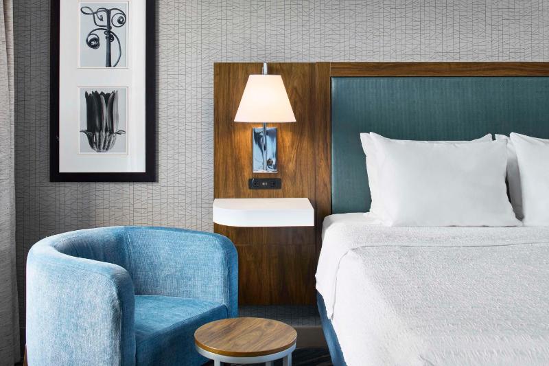 Deluxe King Suite with Sofa Bed image 4