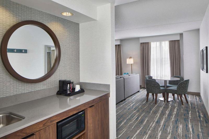 One-Bedroom King Suite with Dining Area and Balcony image 4