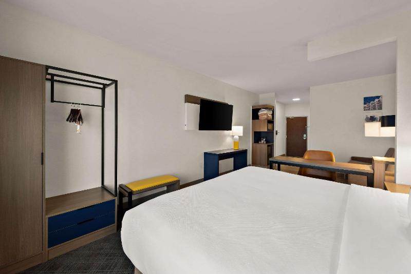 King Suite with Sofa Bed - Non-Smoking image 4